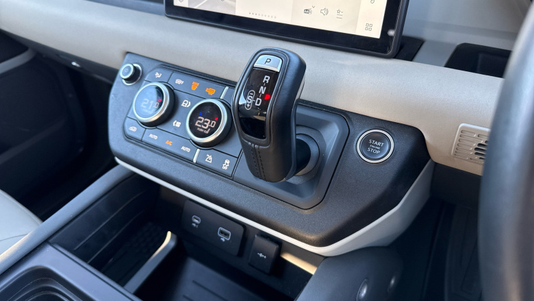 Land Rover Defender 3.0 D250 SE 90 3dr Auto Diesel Estate